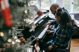 ¡Desenvuelve la Magia Navideña con "Carol of the Bells"! 🔔✨ 