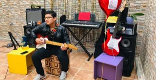 ¿Cuál es la postura correcta para tocar guitarra?