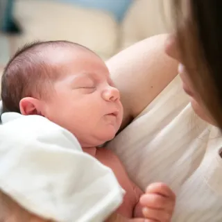 Welcoming Your New Arrival: How to Bond with Your Newborn in 10 Easy Steps 👶🌟