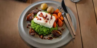 JULETORSK MED ERTEPURÈ & KARAMELLISERT SJALOTTLØK