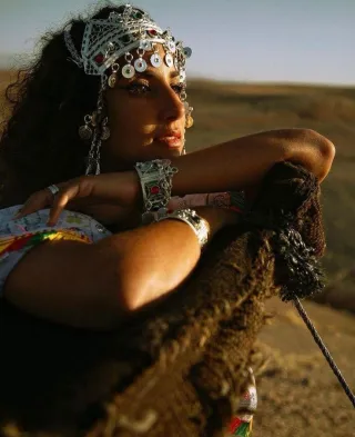 Élégance Berbère: Célébration de la Féminité à travers l'Énergie des Traditions Amazighs