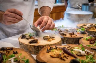 Fermentacja precyzyjna i mięso hodowane: co już realnie działa, a co jeszcze czeka? Przewodnik dla HoReCa