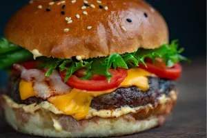 Europejski foodservice w I kw. 2025: klienci wychodzą rzadziej, ale wydają więcej. Co to znaczy dla gastronomii?