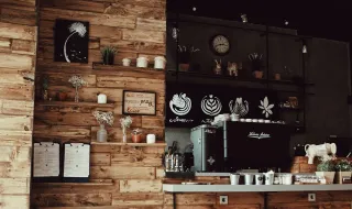 Ekologiczne opakowania i zero waste – jak kawiarnie przyciągają świadomych konsumentów?