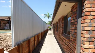 The Ultimate Guide to Installing a Colobond Fence on a Retaining Wall