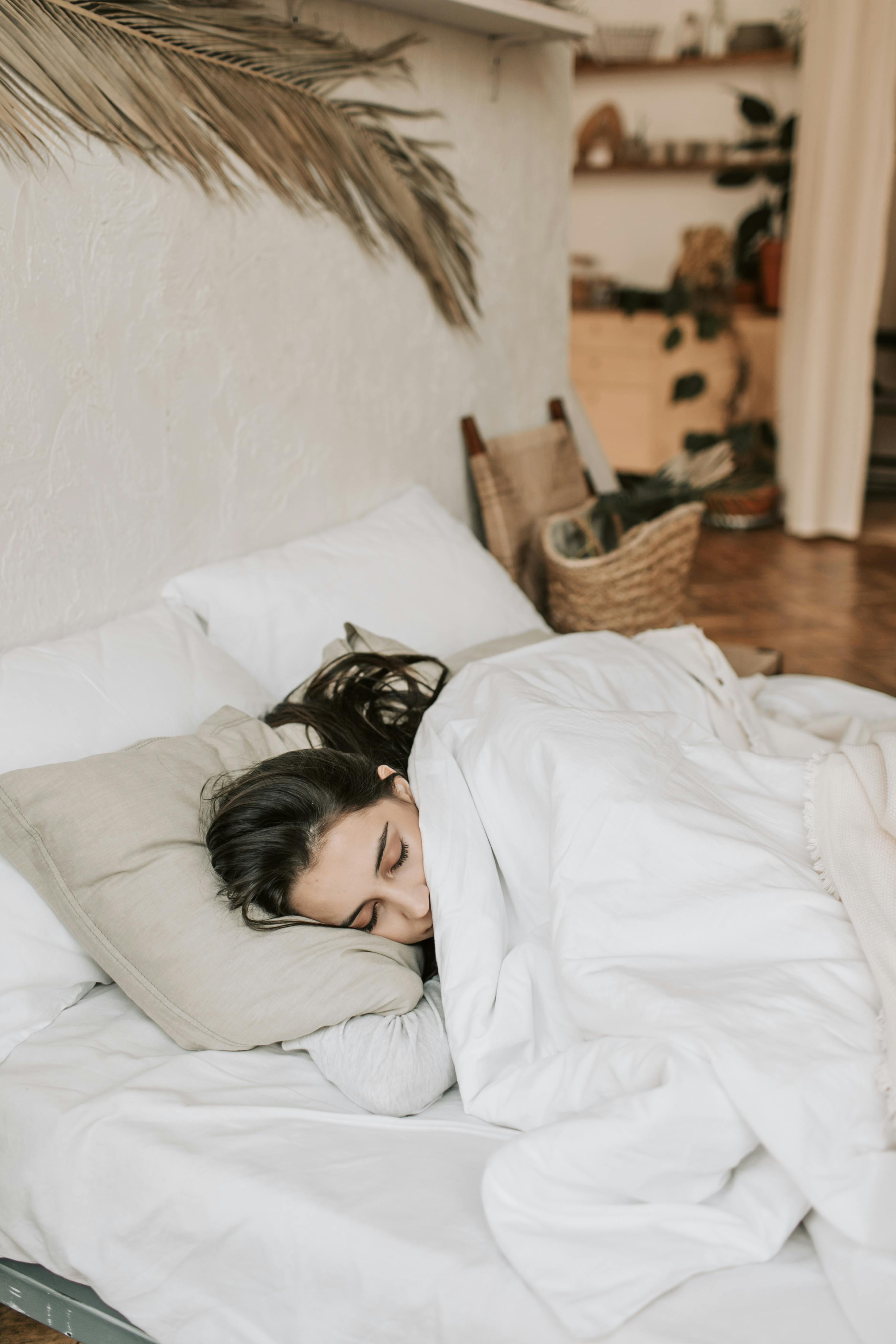 Sleep Consistency Across All Days: Why Your Weekend Sleep-In Ruins Your Weekly Performance - Paul Oneid