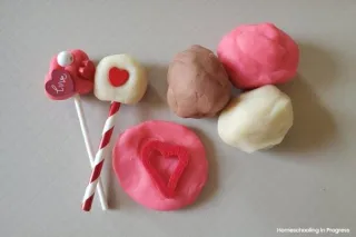 How to Make a Fun Valentine’s Day Playdough Tray for Preschoolers