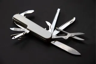 Tu t’es réincarné(e) en couteau suisse…