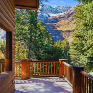 Bear Tooth Lodge: Experience the Best of Sundance Mountain
