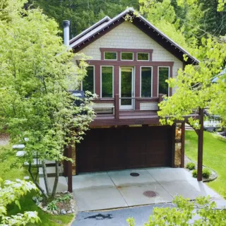 FIND YOUR PERFECT MOUNTAIN ESCAPE STAY AT VIVIAN PARK HOUSE AND ENJOY COZY LIVING, SCENIC VISTAS, OUTDOOR ADVENTURE, AND THE PEACE OF PROVO CANYON.