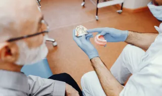 Cómo mantener tus prótesis dentales en excelente estado