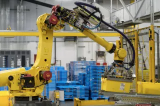 アマゾンの新ロボット倉庫、人手への依存も依然として大きい