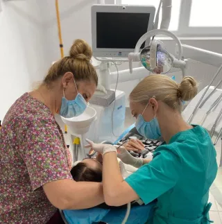 Interviu cu un medic stomatolog InSmile: Ce trebuie să știe pacienții despre Fast and Fixed?