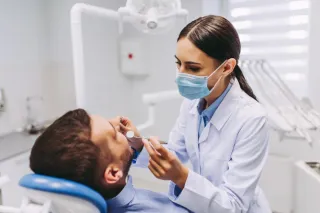 Soluții pentru sensibilitatea dentară la InSmile Clinic stomatologie iași