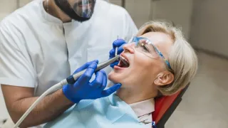 Cum poate fi tratată eficient sensibilitatea dentară?