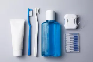 Cum să alegi periuța și pasta de dinți potrivite pentru tine