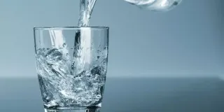 بعد الإفطار... الإفراط في شرب كميات كبيرة من السوائل يعوض مرضى التهابات وحصيات الكلى والمثانة الجفاف ويخفف الأملاح -
