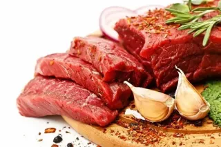 حصيات الكلية.. الإفراط في اللحوم الحمراء وقلة السوائل تساعد على تكونها!