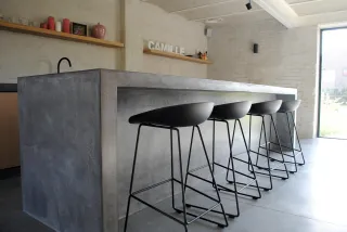 Béton Ciré et Résine Époxy : L’Alliance Parfaite pour un Design Intérieur Moderne