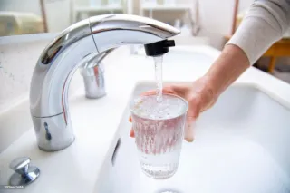 ¿Qué hay realmente en el agua del grifo?
