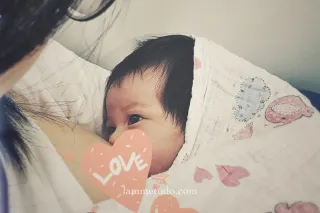"Mặt trái" của việc cho con bú sữa mẹ trực tiếp