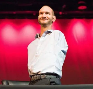 Nick Vujicic, el hombre que siempre se levanta.