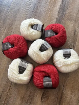 Stitching Serenity: The Rowan Juleteppe KAL in Red & White

