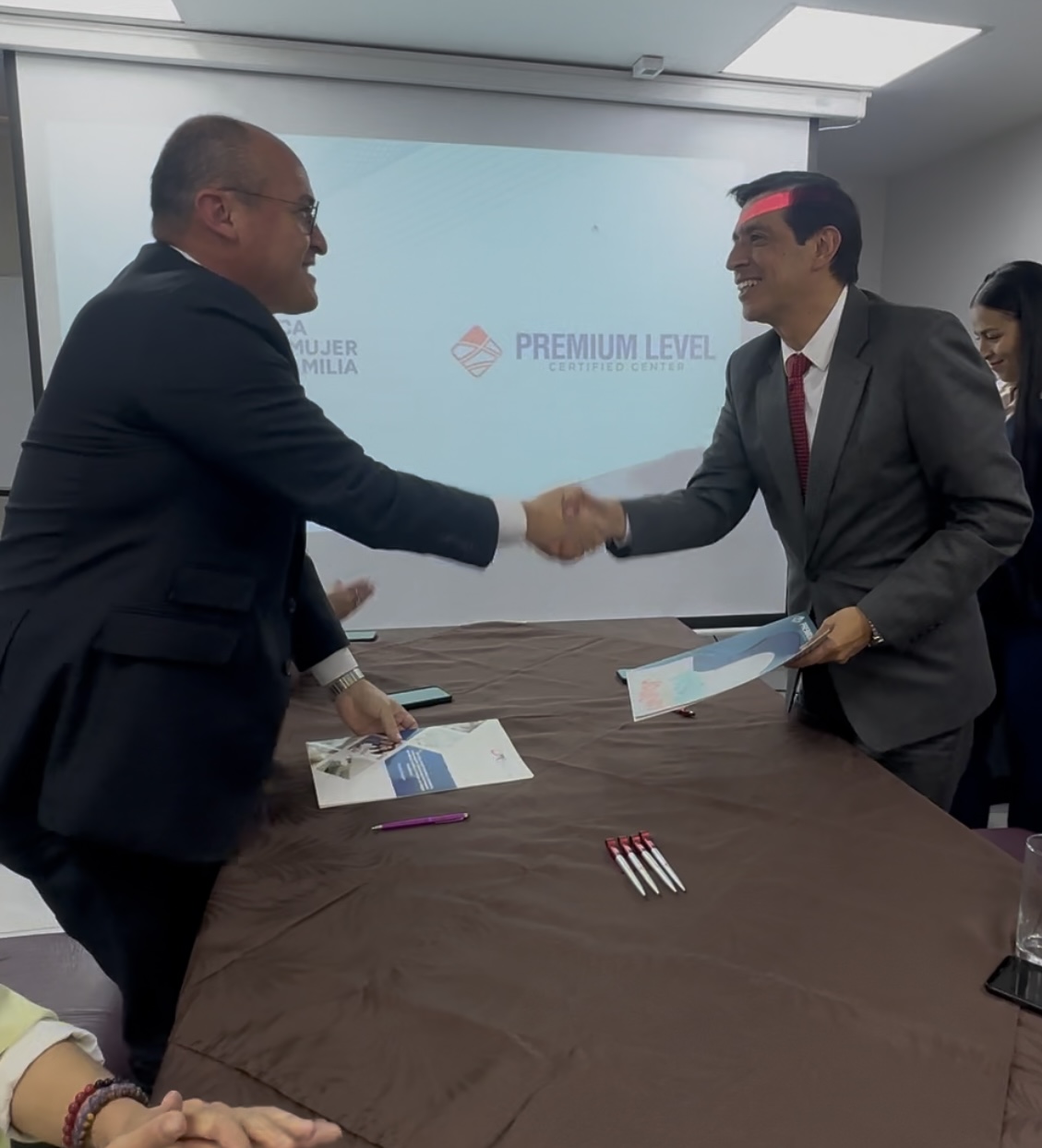 Convenio entre Clínica de la Mujer y Premium Level: Uniendo Esfuerzos para el Bienestar y la Educación