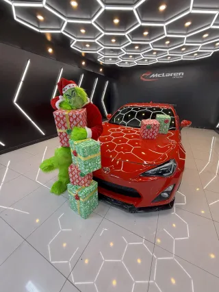 ¡El Grinch Visitó McLaren Service y Salió Derrotado! 🎄