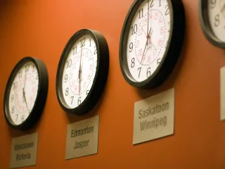 How Virtual Assistants Can Help with Time Zone Management in Global Teams