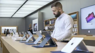 Which iPad to Buy in 2025: A Complete Guide Based on Your Needs