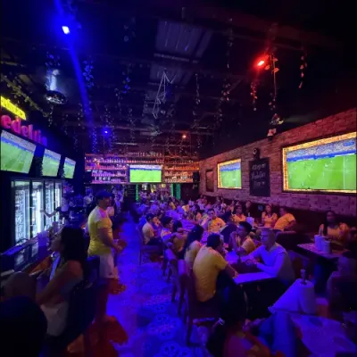 Game night atmosphere in El Poblado