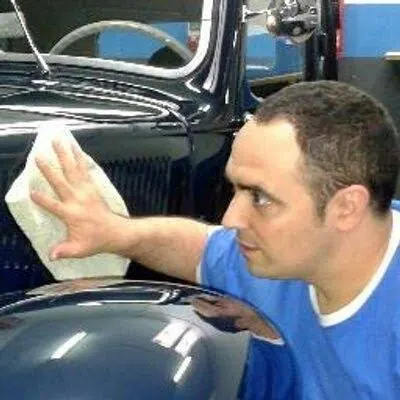 Manuel Carrascosa en su negocio de cuidado del automóvil, en Úbeda