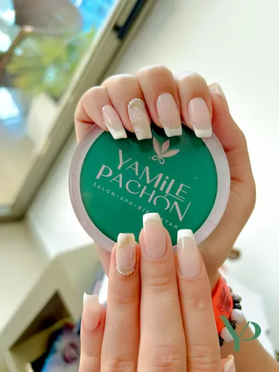 Manicure con productos Yamile Pachón
