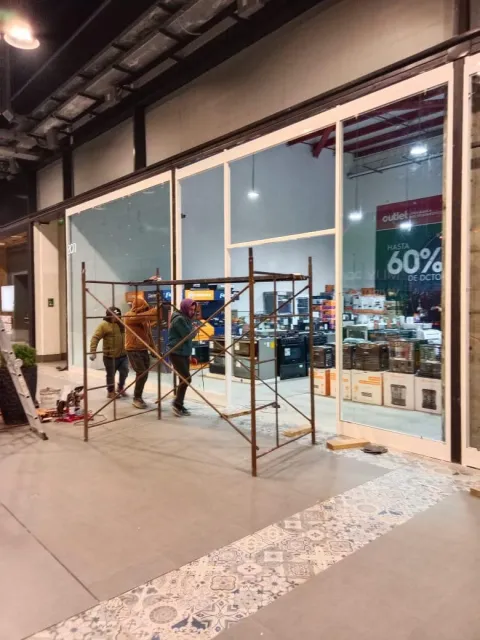Habilitación de un local comercial con andamios y cristales