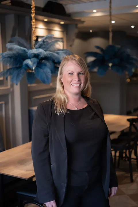 Porträtt av verksamhetschefen i en restaurangmiljö