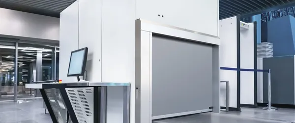 EFA-SRT® MHT Compact — Puerta rápida compacta autoportante para instalaciones