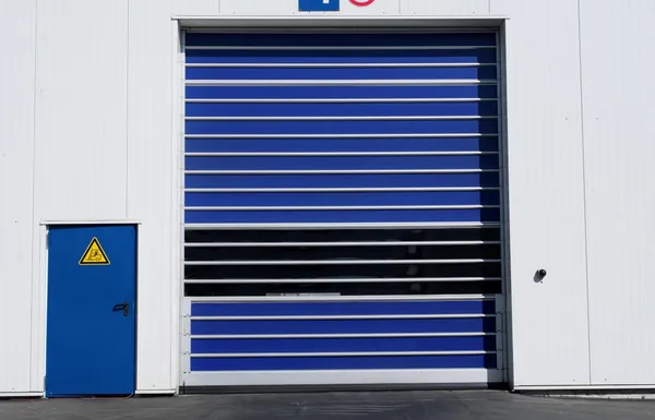 EFA-STT® N Clear — Puerta rápida en espiral de bajo dintel con lamas transparentes