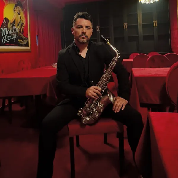 Saxofonista de Epica Vibes