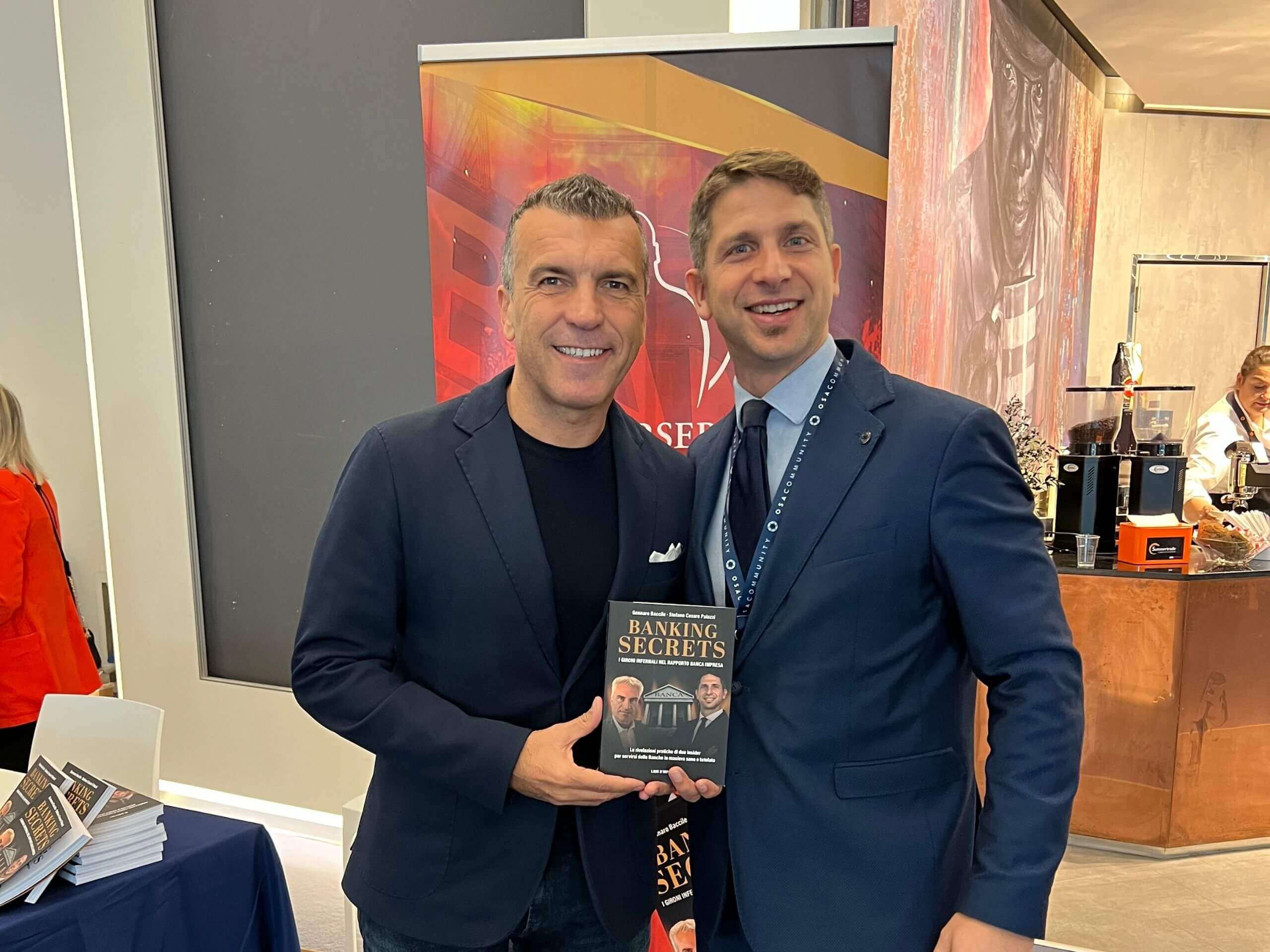 Stefano Palazzi con il libro Banking Secrets a un evento