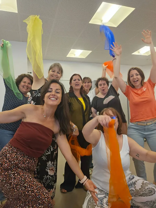 Atelier de danse avec des foulards