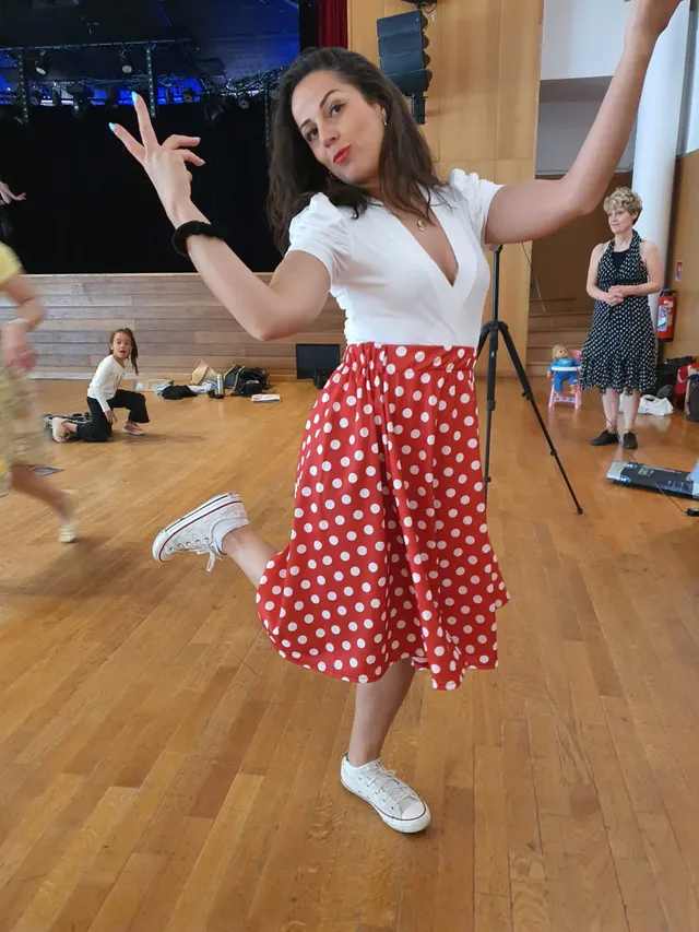 Sahra en train de danser pendant un atelier