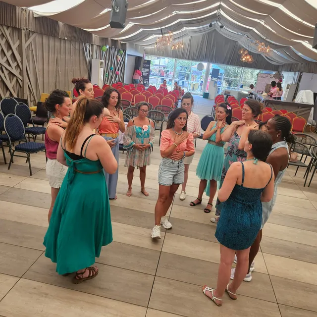 Sahra guide un cercle de femmes