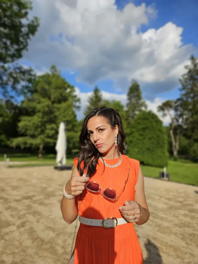 Sahra en robe orange