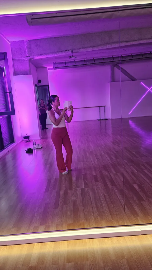 Sahra danse dans un studio