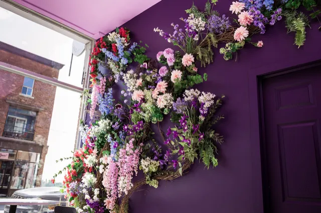 Mur fleuri sur fond aubergine, près de la grande vitrine