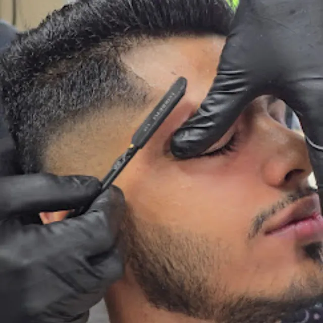 Straight-razor line-up and eyebrow shaping at Salon Salman
