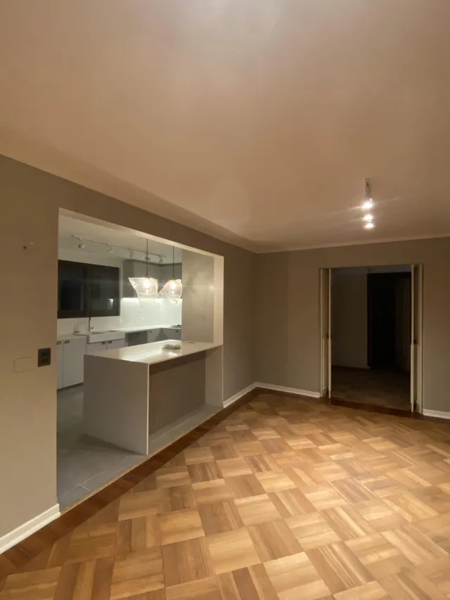 Living con piso de parquet y terminaciones