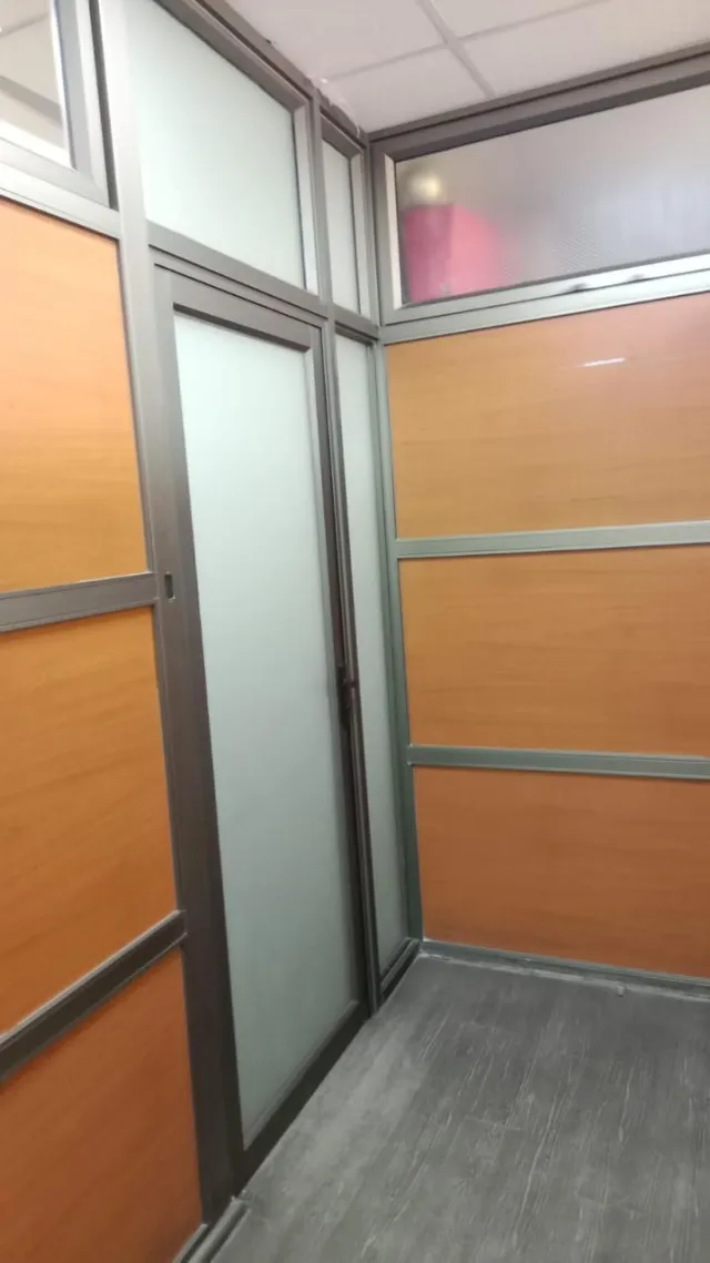 Oficina con tabiquería y vidrio pavonado