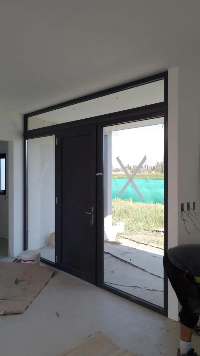 Puerta y ventanal negro instalados en una casa nueva